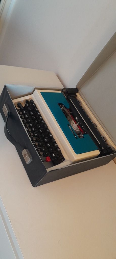 Maquina de Escrever Olivetti T, em bom estado e com maleta