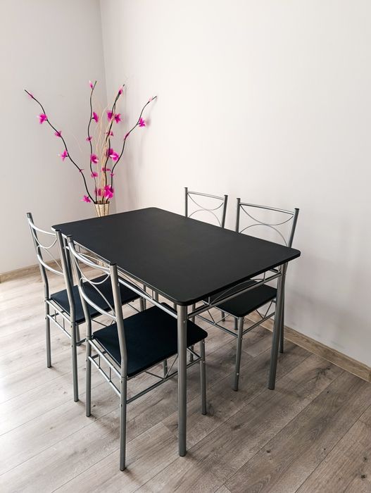 Stół  z krzesłami 4