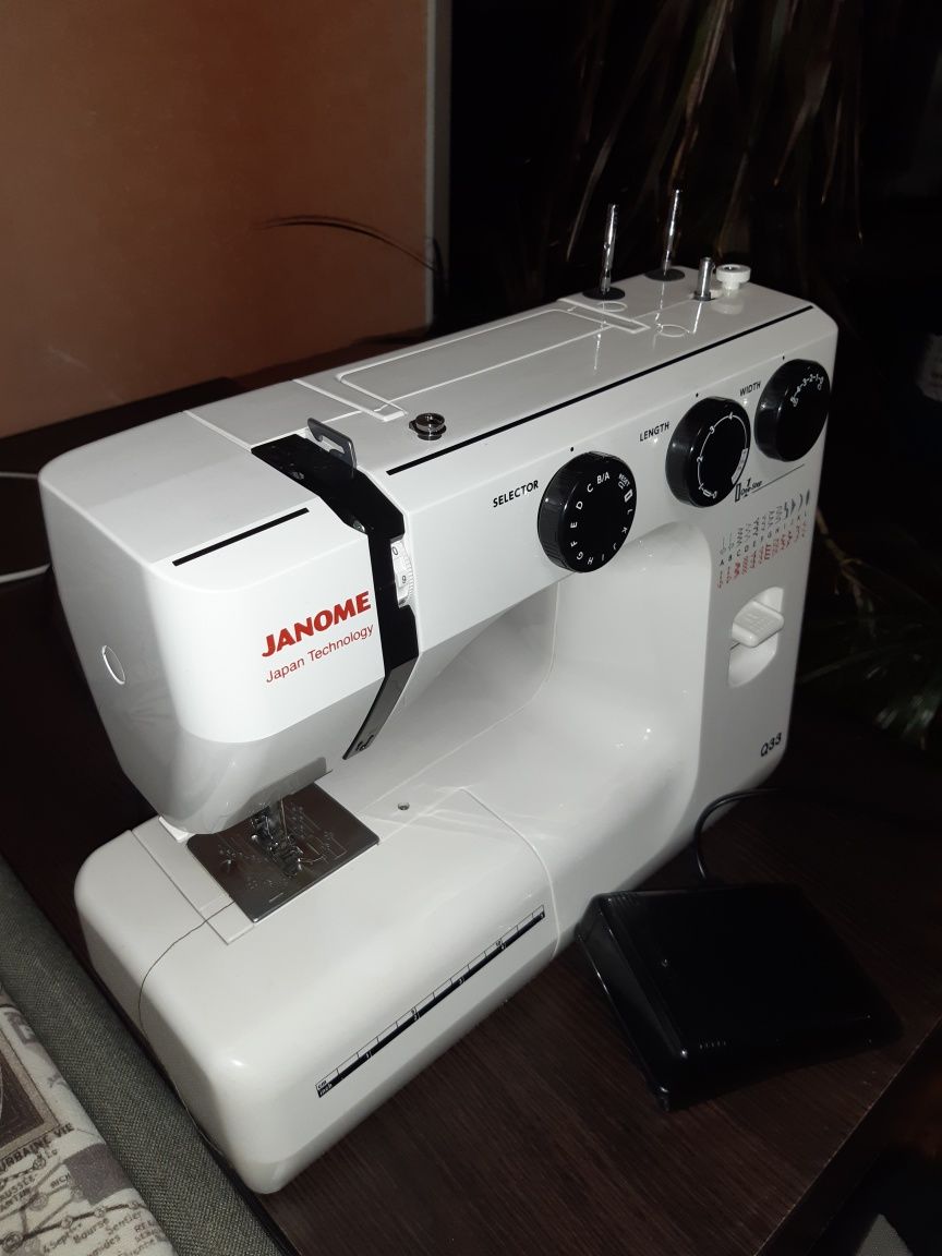 Швейна машинка Janome Q33