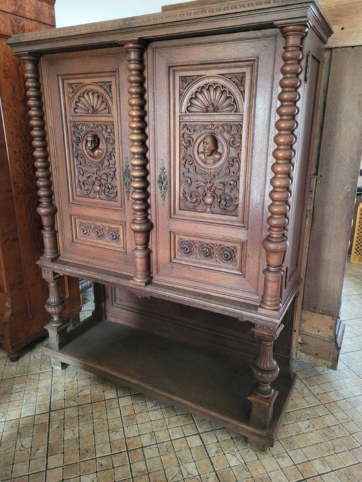 Stara bieliźniarka w stylu gdańskim zdobiona