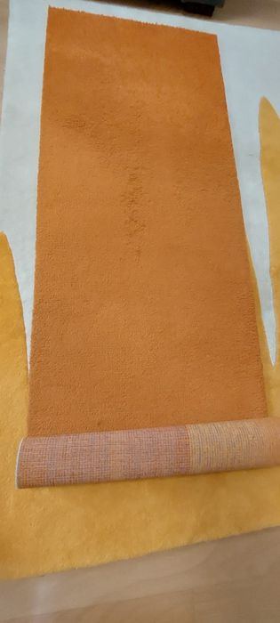 Dois tapetes laranja e amarelo