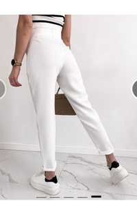 Białe spodnie  z paskiem