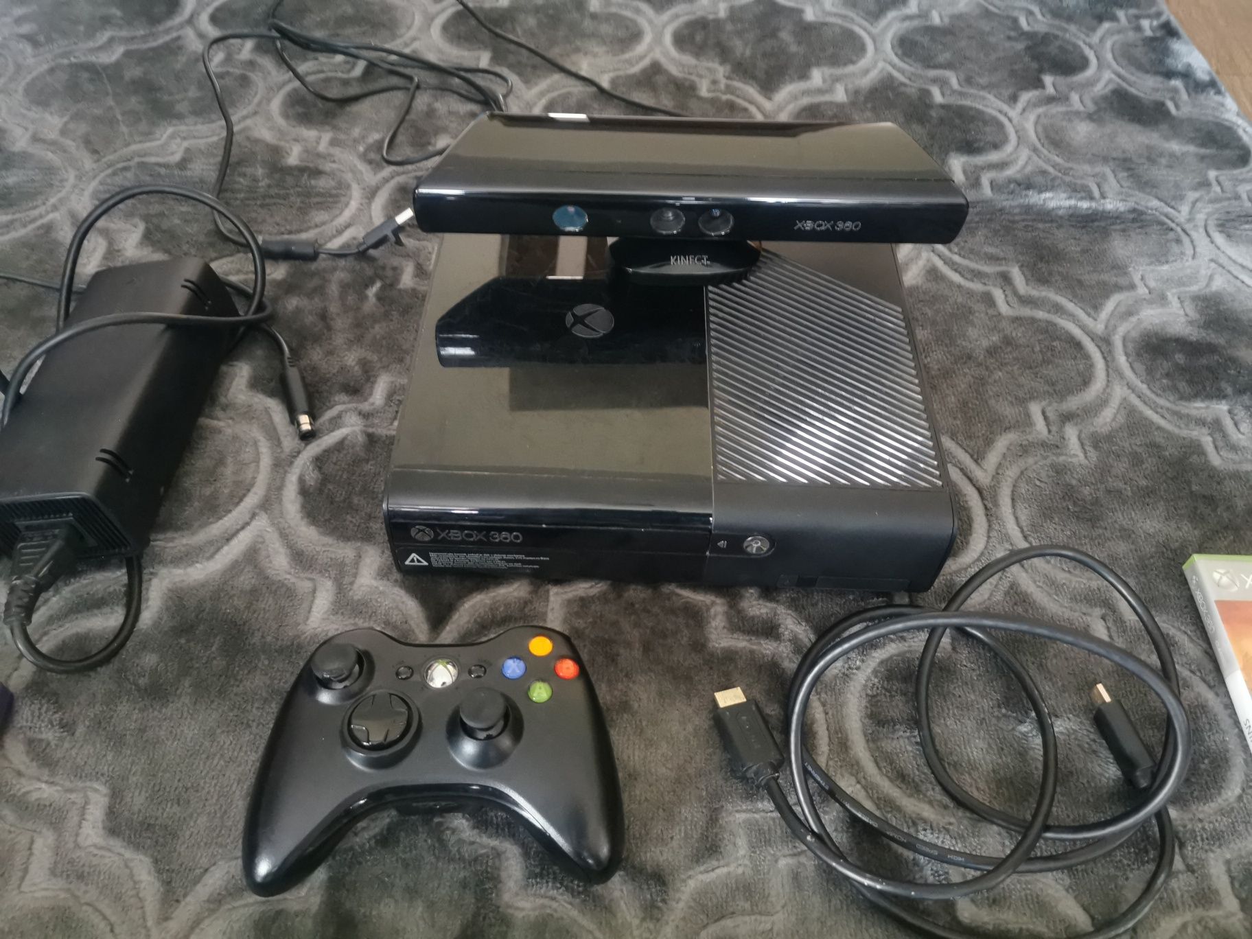 Konsola Xbox 360 + kinect + Pad + gry