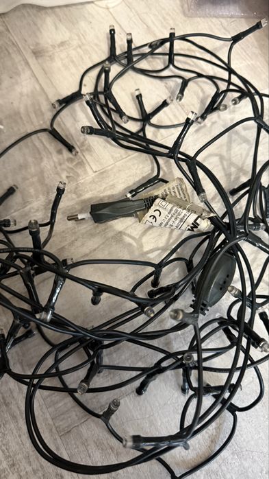 Biała sztuczna choinka z bombkami i lampkami