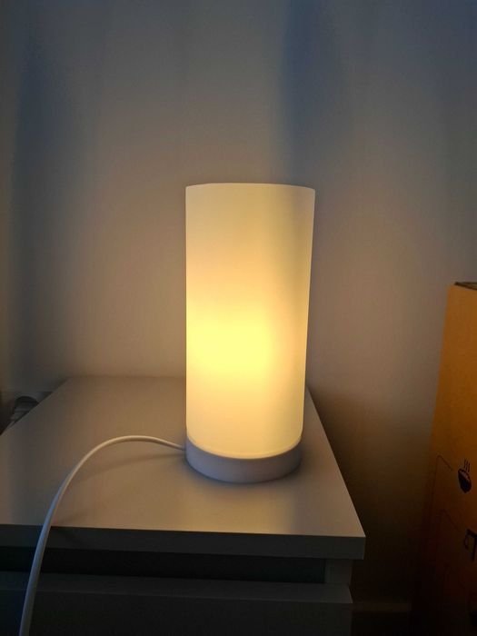 Lampa stołowa biała szklana E14