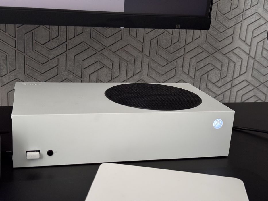 Xbox series s + 2 контроллери акумуляторні із зарядкою та кейс