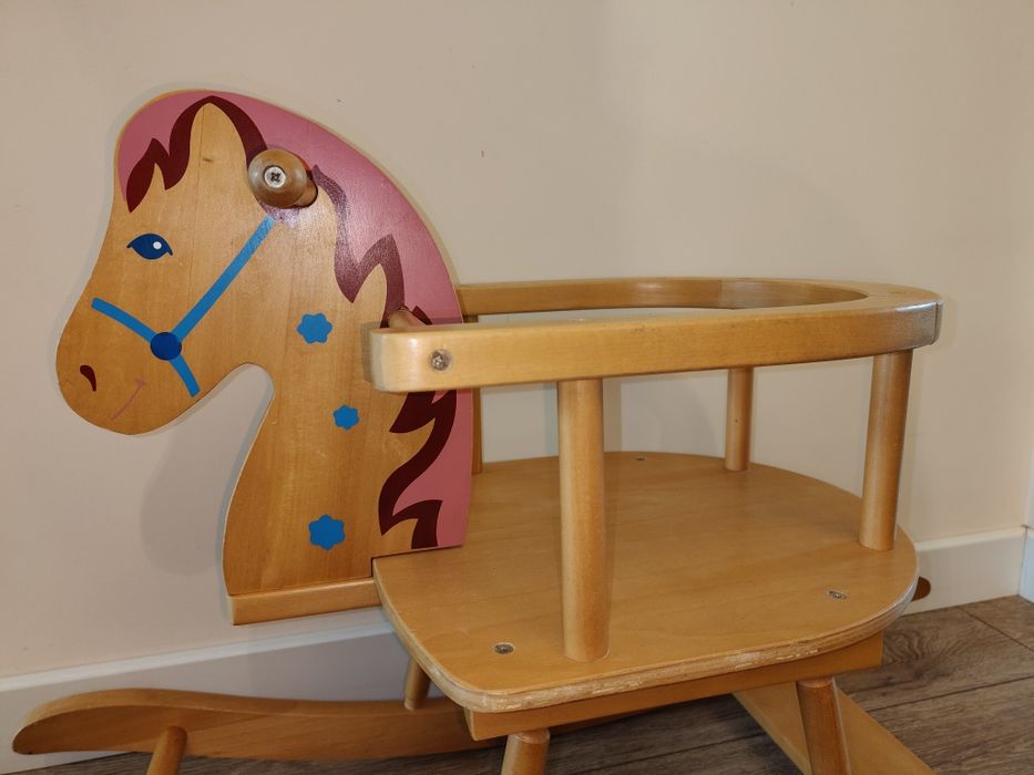 Koń konik drewniany na biegunach