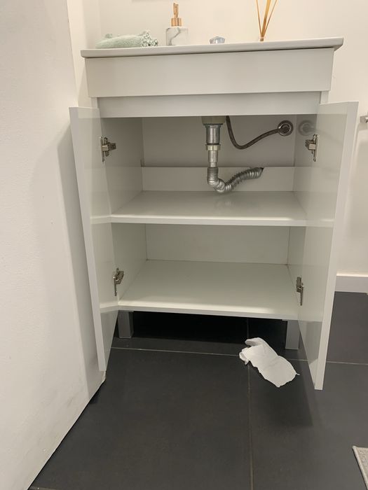 Movel casa banho com espelho e torneira