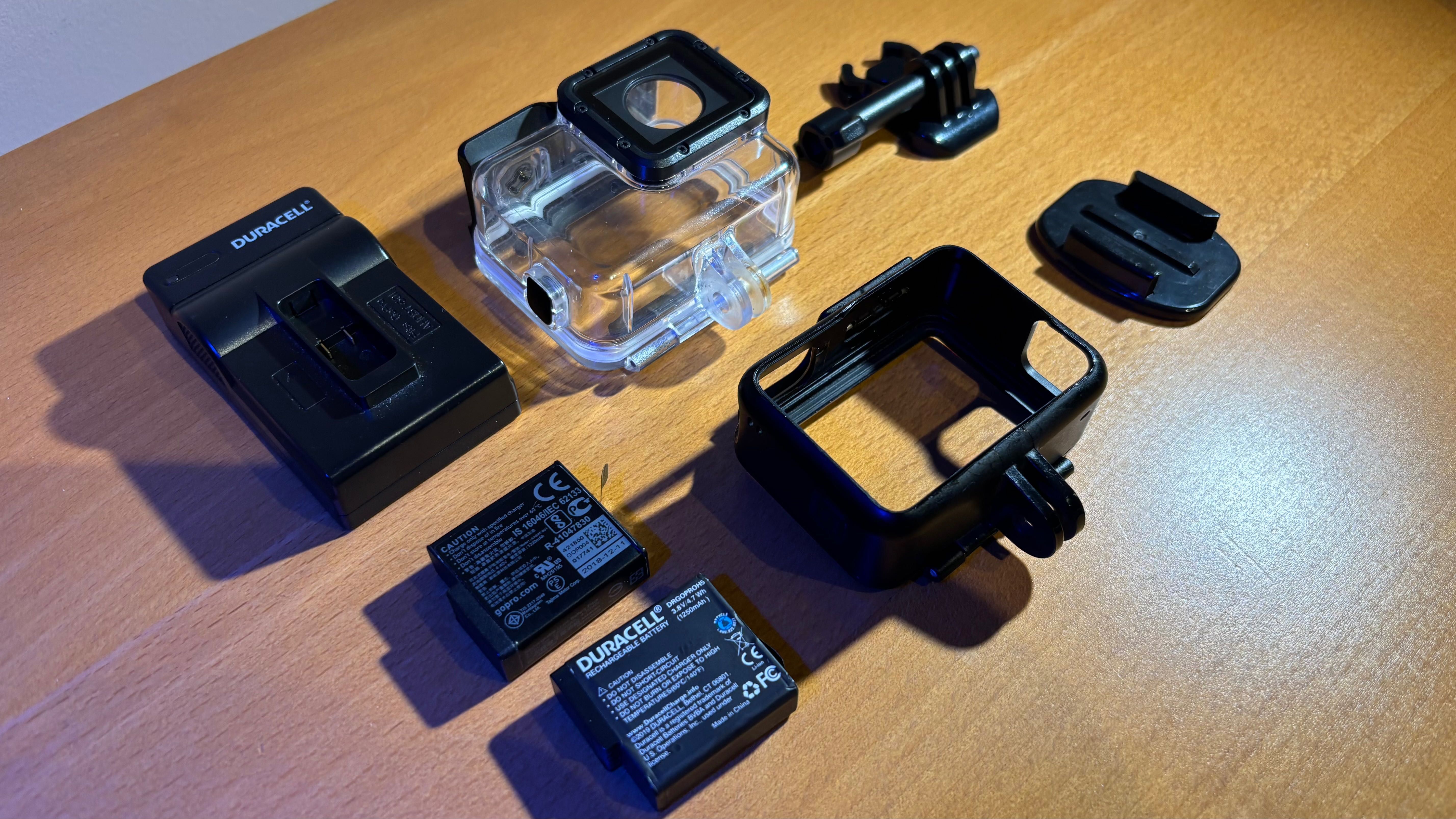 Sprzedam obudowę wodoszczelną do Gopro 7 + 2 aku do Gopro 7 + akces.