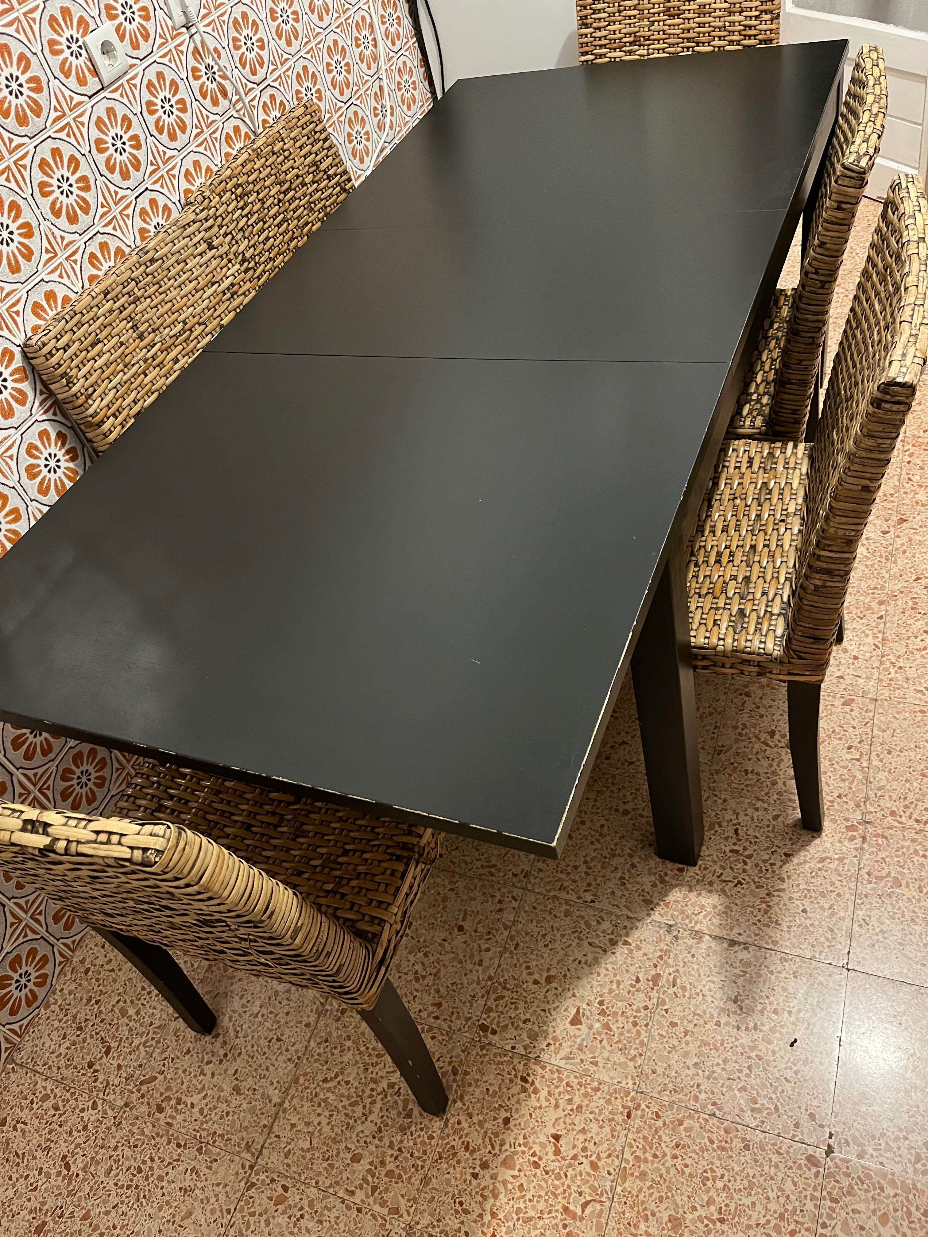 Tv, sofá, mesa com cadeiras, sofá