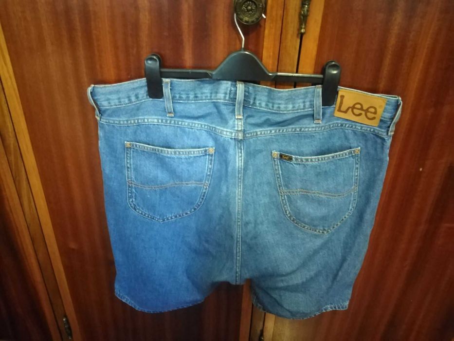 Calções de ganga, marca LEE.