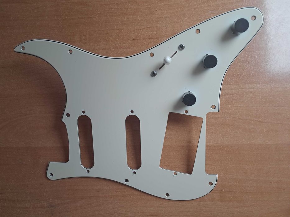 Pickguard Fender Stratocaster SSH, maskownica gitary, komplet
