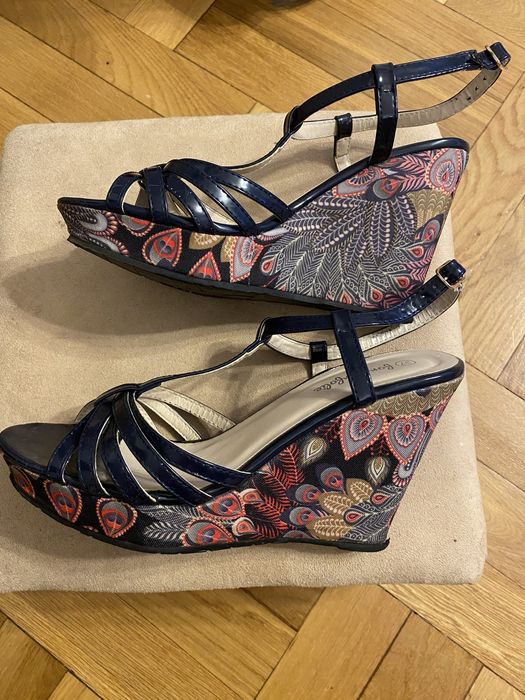 Sandały na koturnie