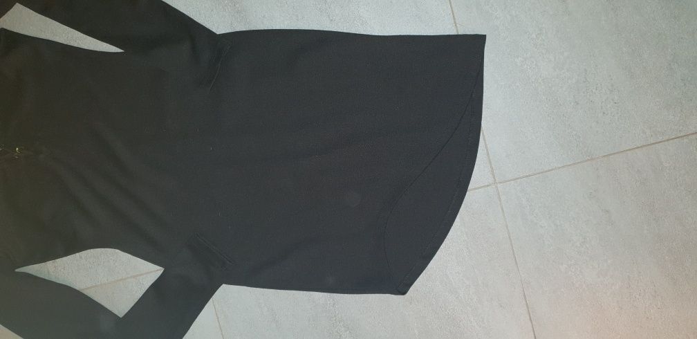 Czarna dzianinowa sukienka wiązany dekolt
