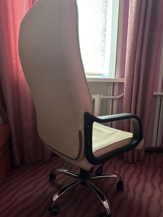 Крісло все працює але потребує перетяжки низ