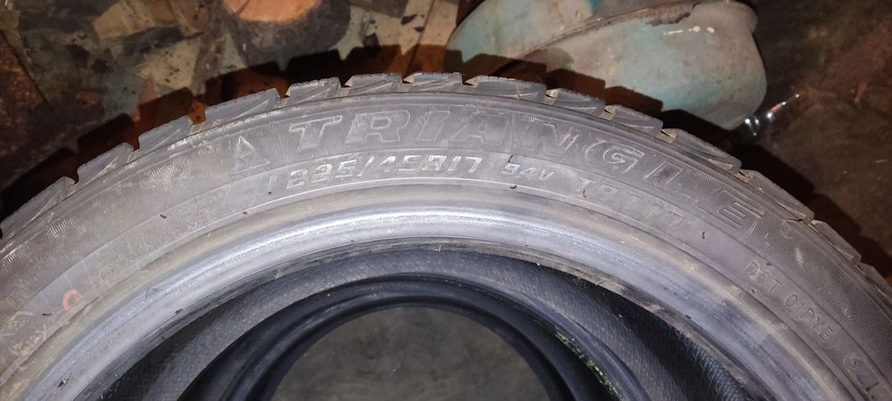 Зимние шины 225/45/R17 triangle практически в новом состоянии!