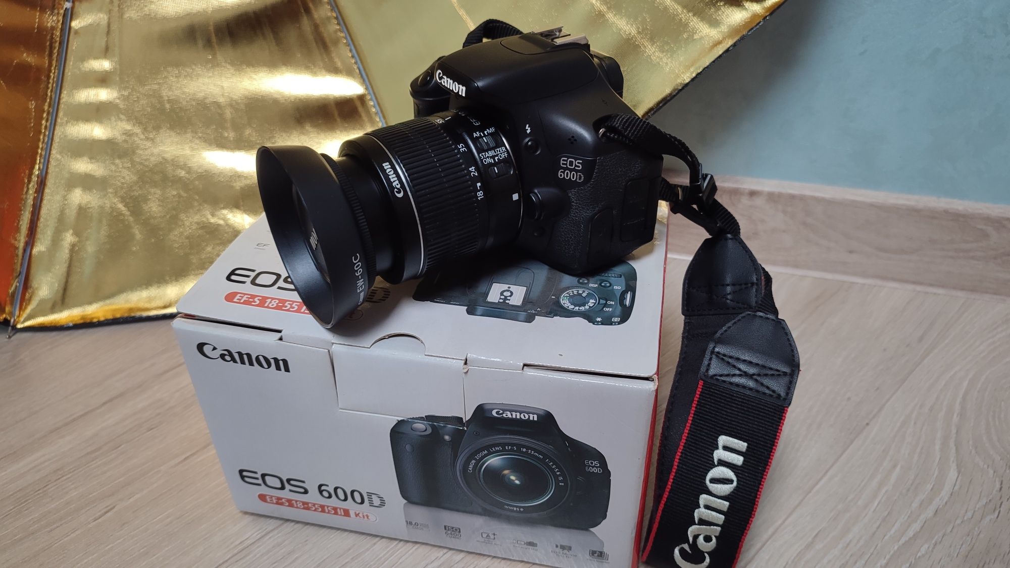 Дзеркальний фотоапарат Canon Eos 600D з навісним. Як новий. Один лот.