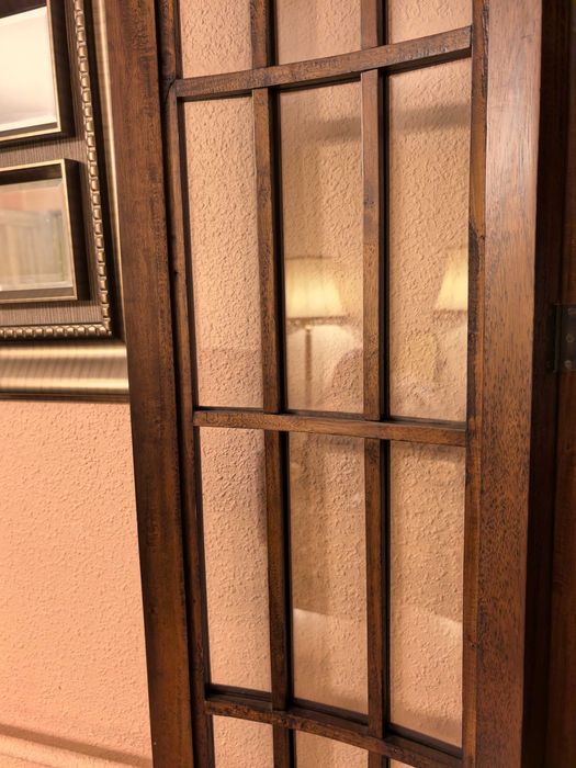 Drewniana mahoniowa witryna z Indonezji