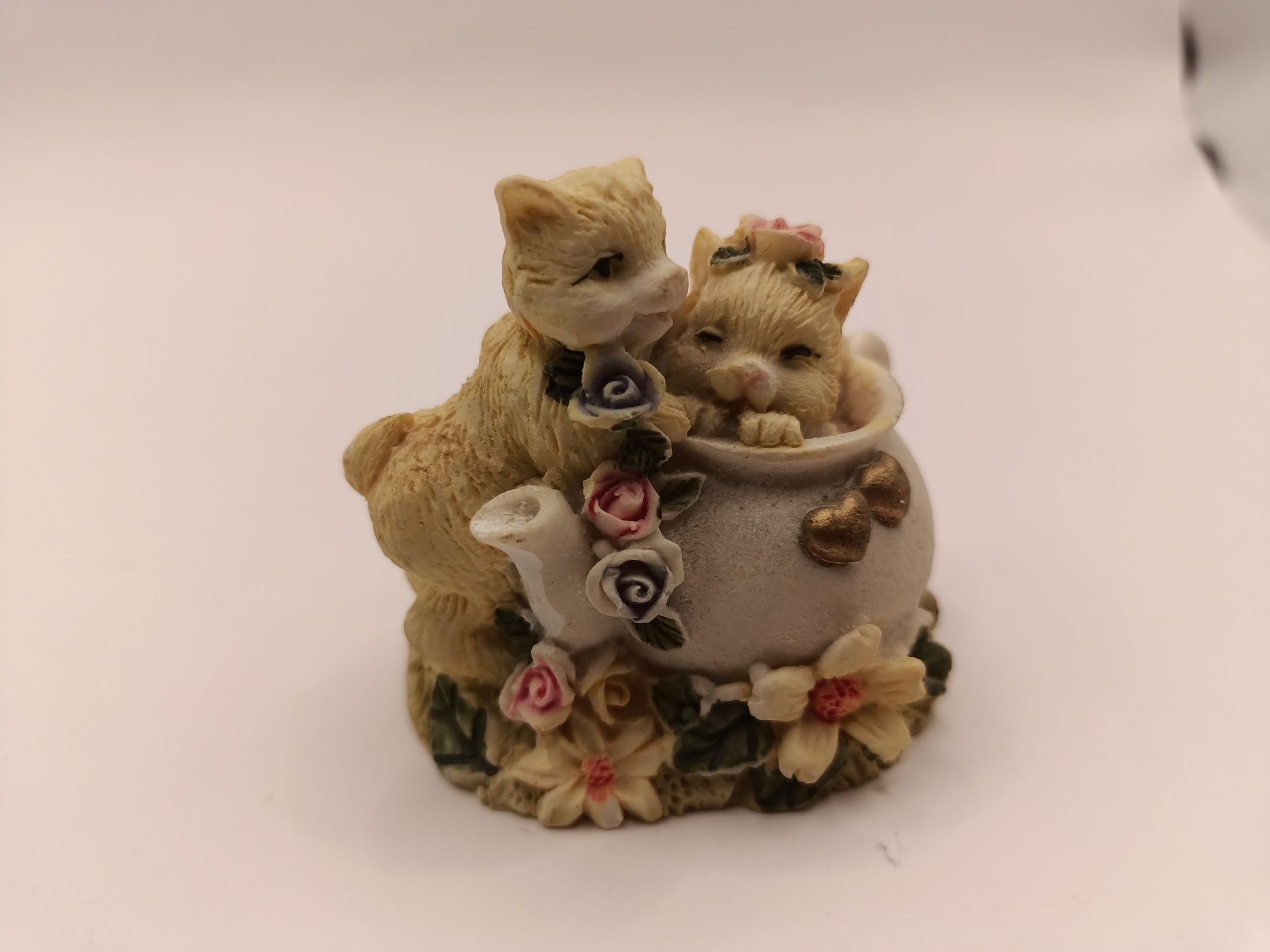 Mini dekoracja milusie kotki w imbryku
