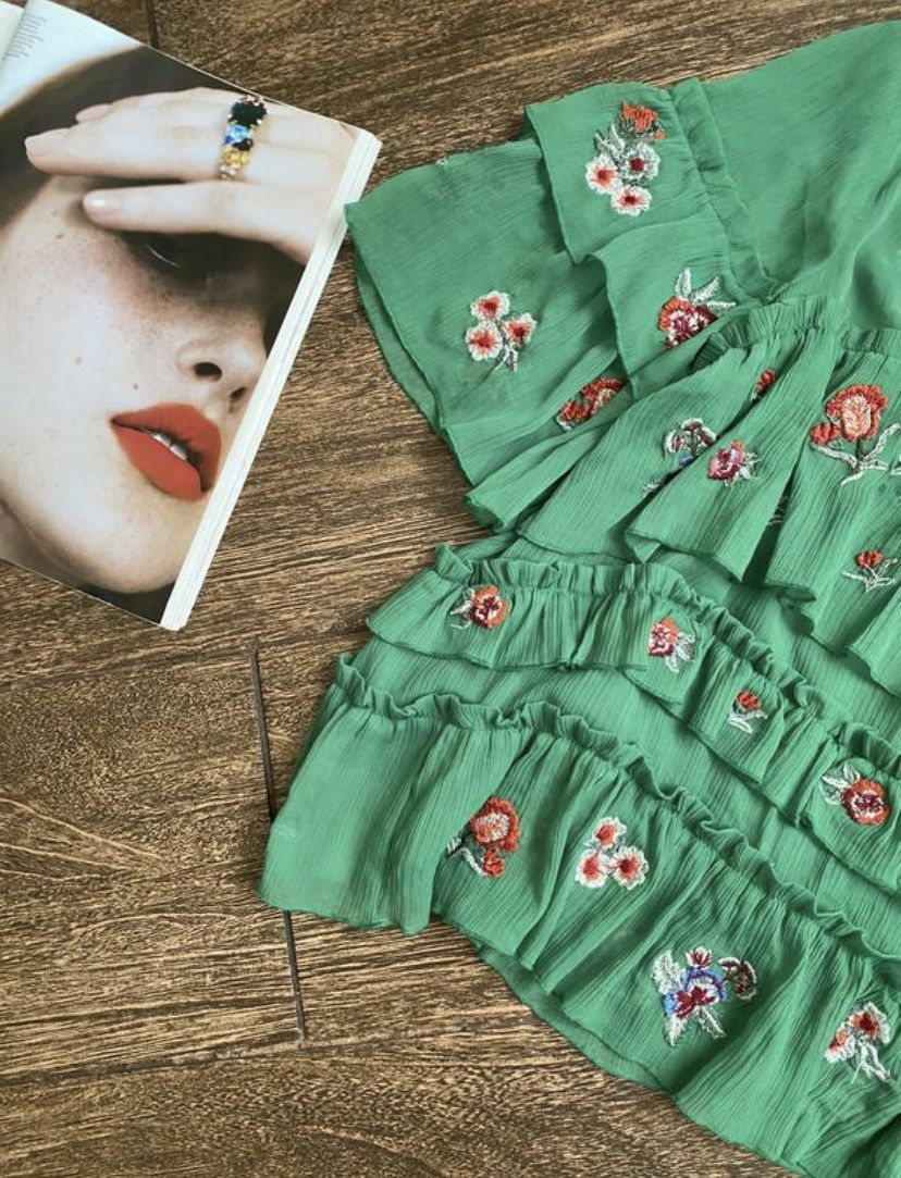 Блуза із квітковою вишивкою від Zara