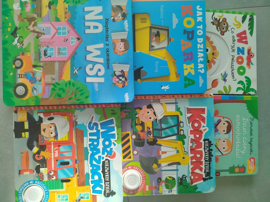 Książeczki w zoo wóz strażacki na wsi z okienkami koparka samochodzie.