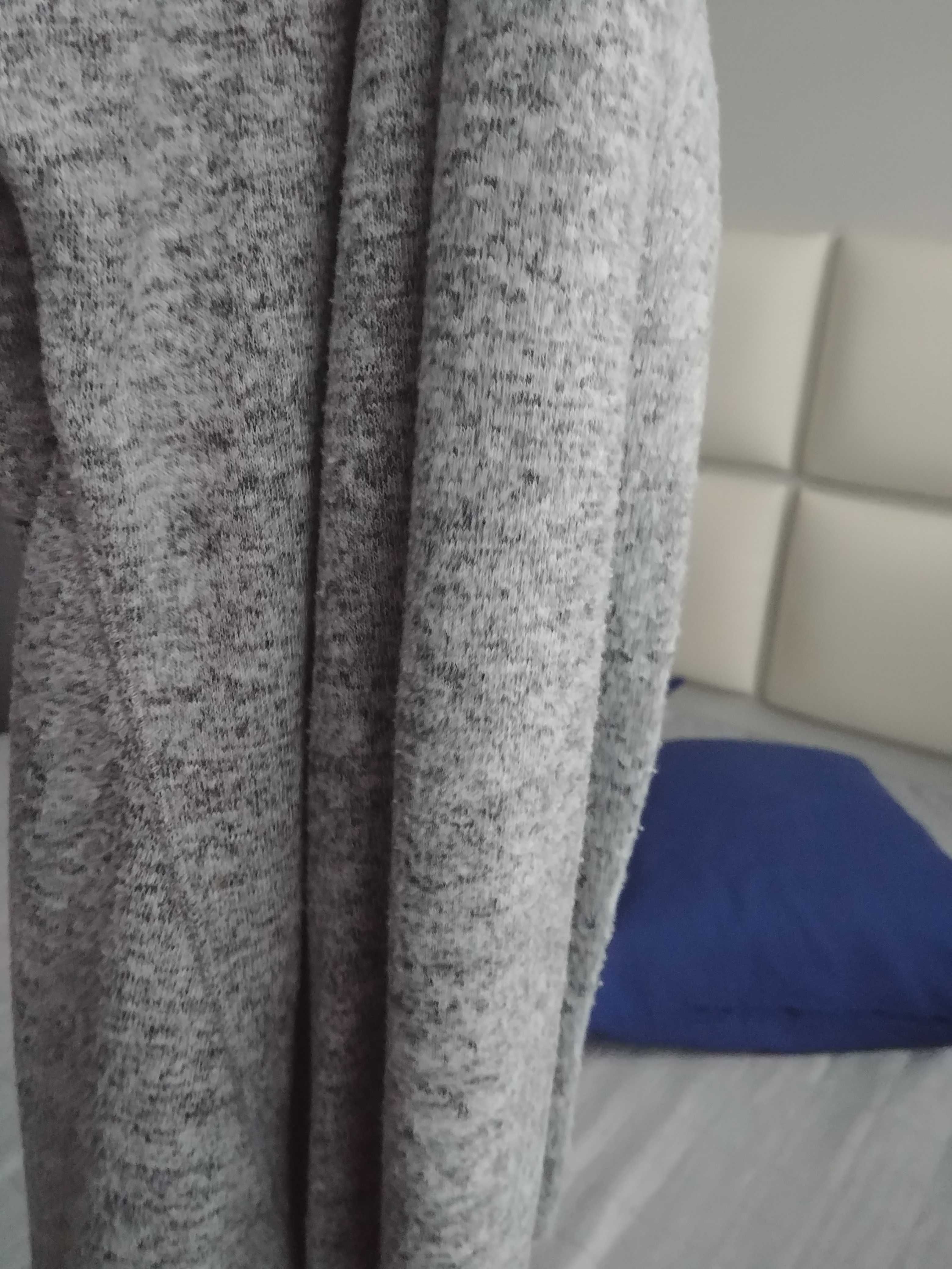 Reserved śliczny sweter z przedłużanymi bokami