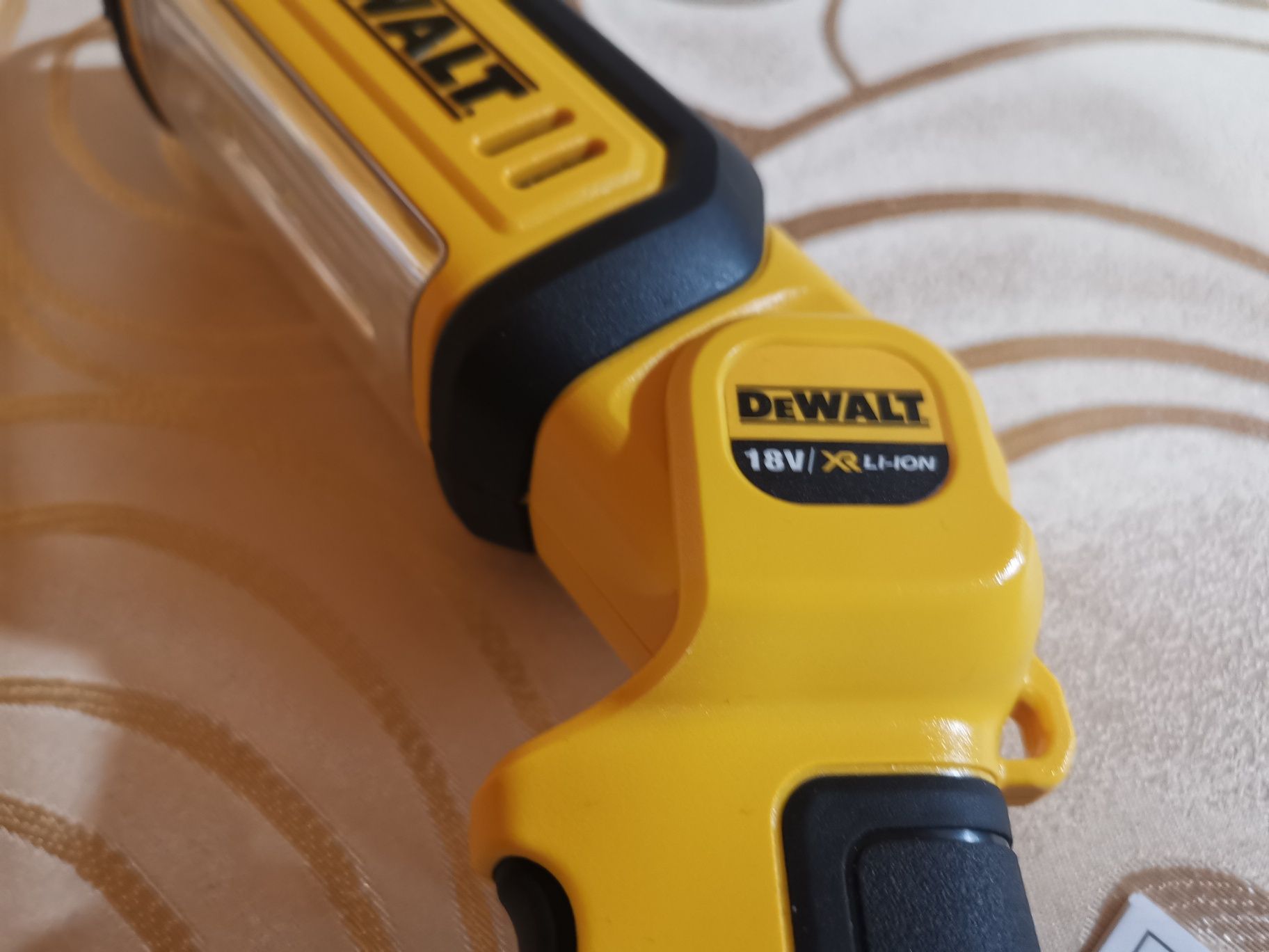 Фонарь диодный Dewalt dcl 050