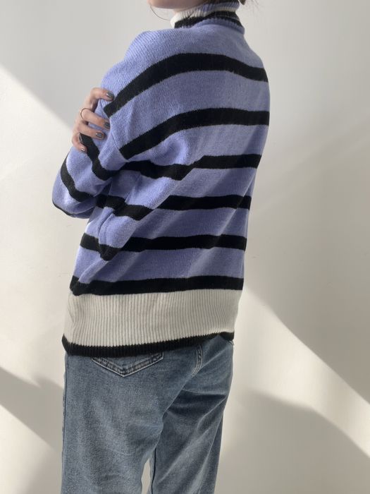 Светр в смужку з горловиною