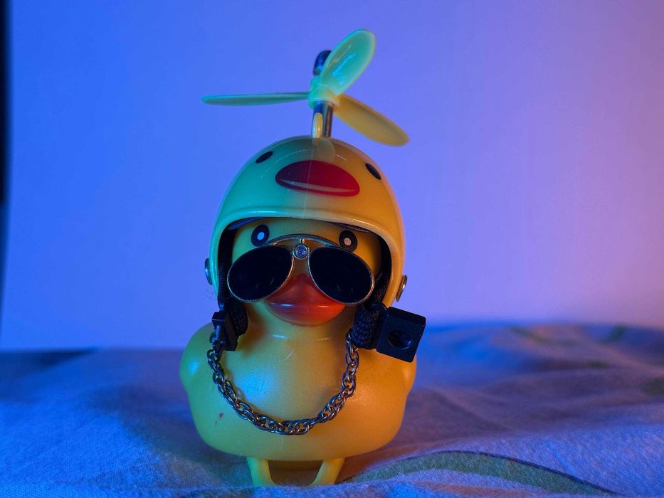 Утка с шлемом с пропеллером — аксессуар на велосипед/авто