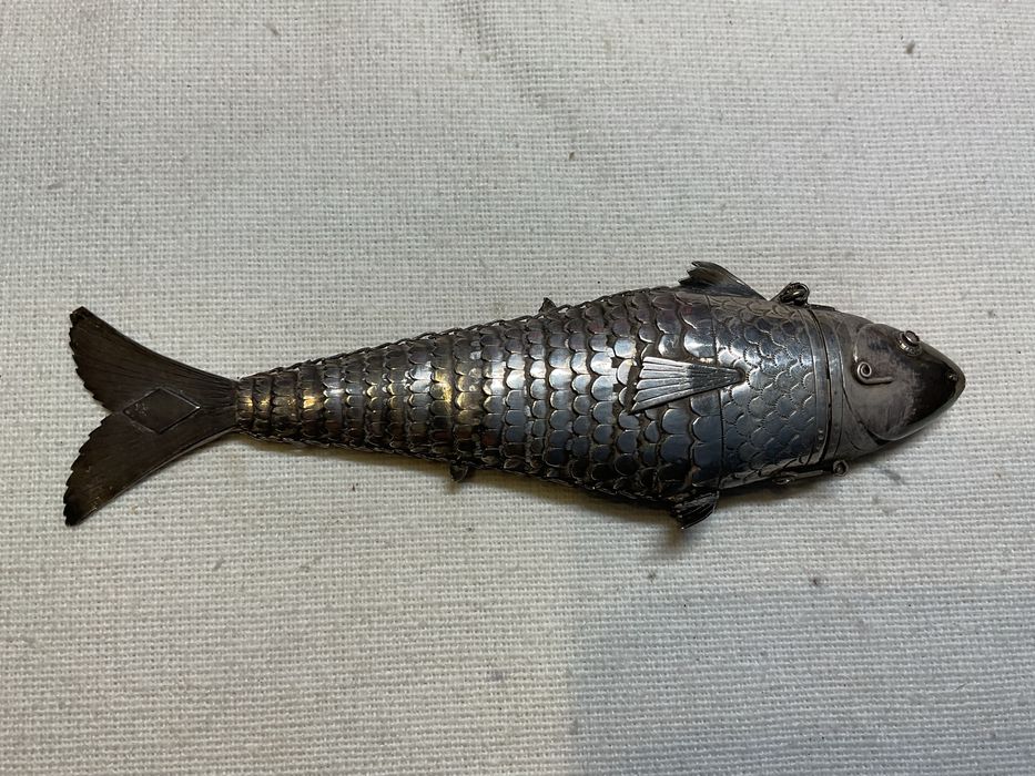 Antiga caixa de rapé em prata em forma de peixe
