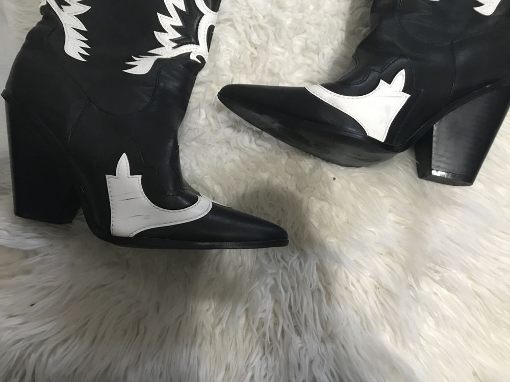 Botas/ Botins estilo texanas / cowboy em preto e branco - usadas apenas 2 ou 3 vezes