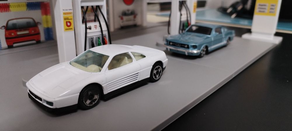Miniaturas 1/43 Ford Mustang e Ferrari