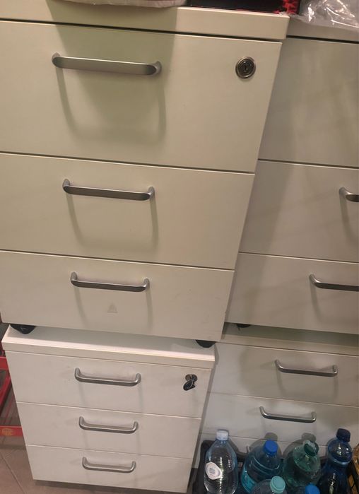 Szafki biurowe zamykane