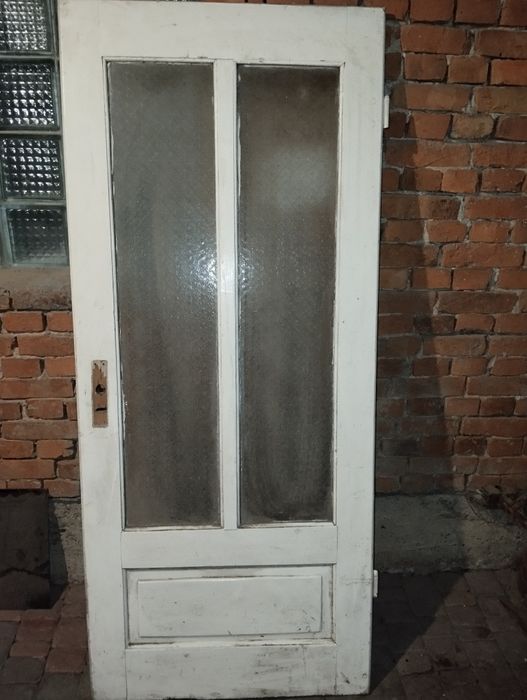 Двері в хорошому стані.