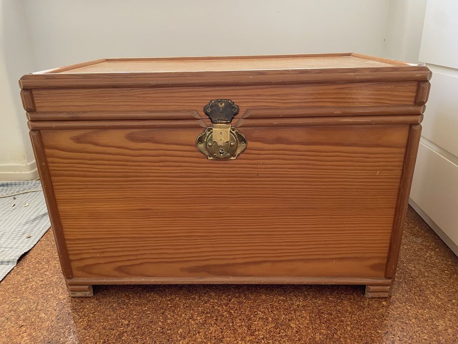 Baú em pinho envernizado
