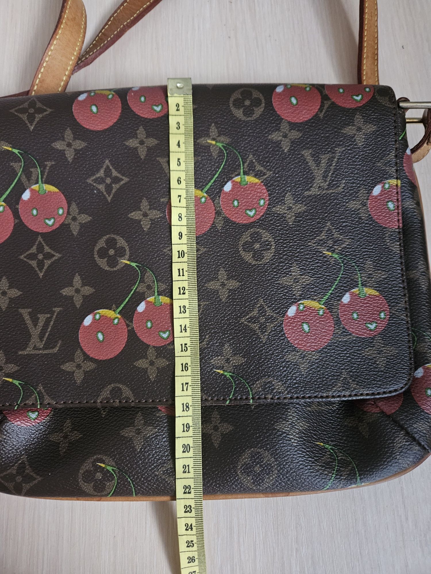 Сумка в вишеньку Louis Vuitton