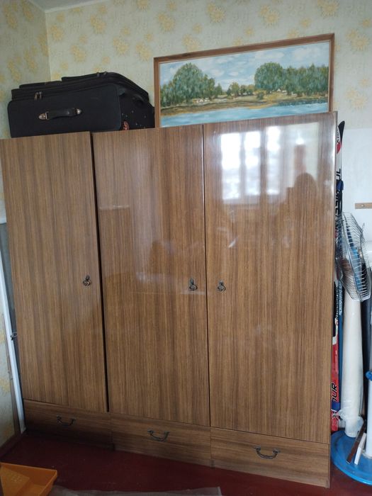 Платяной трёх створчатый шкаф