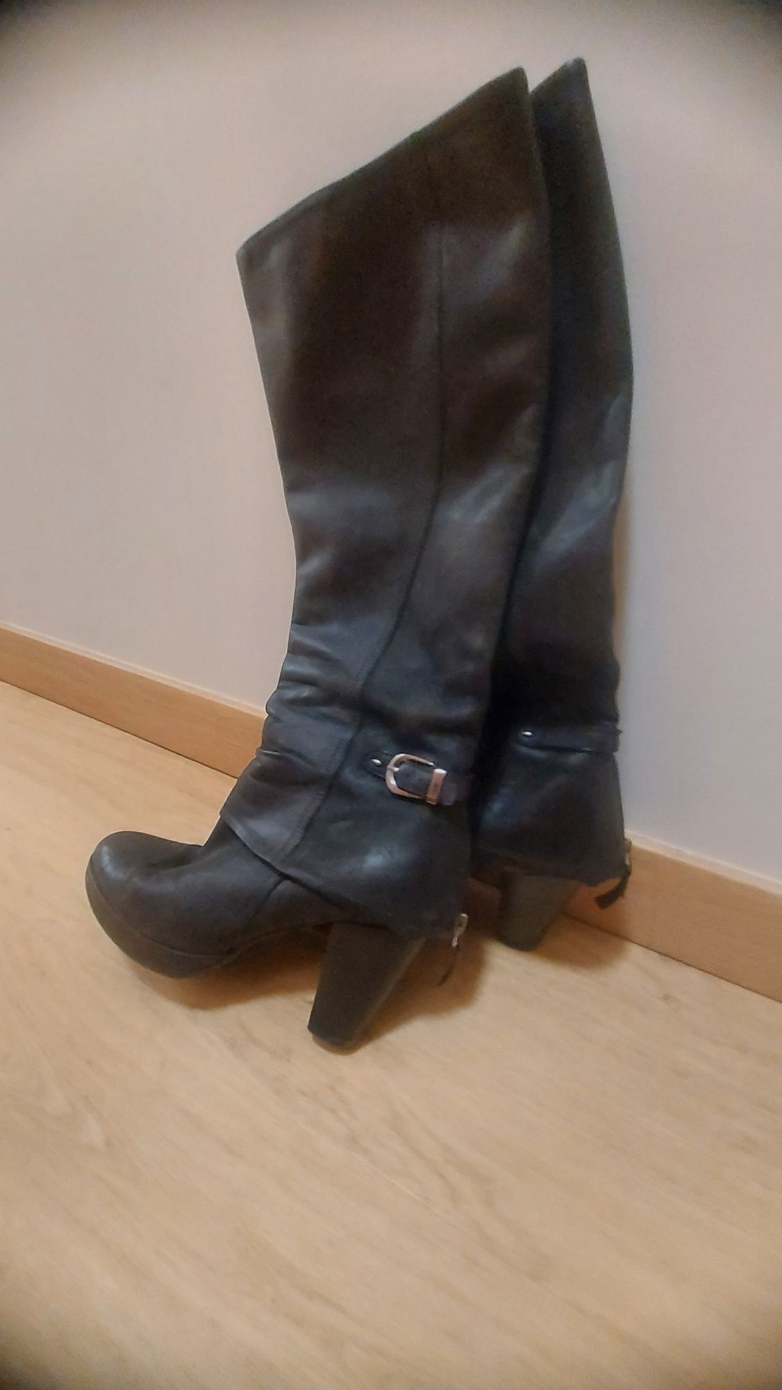 Vendo botas altas senhora