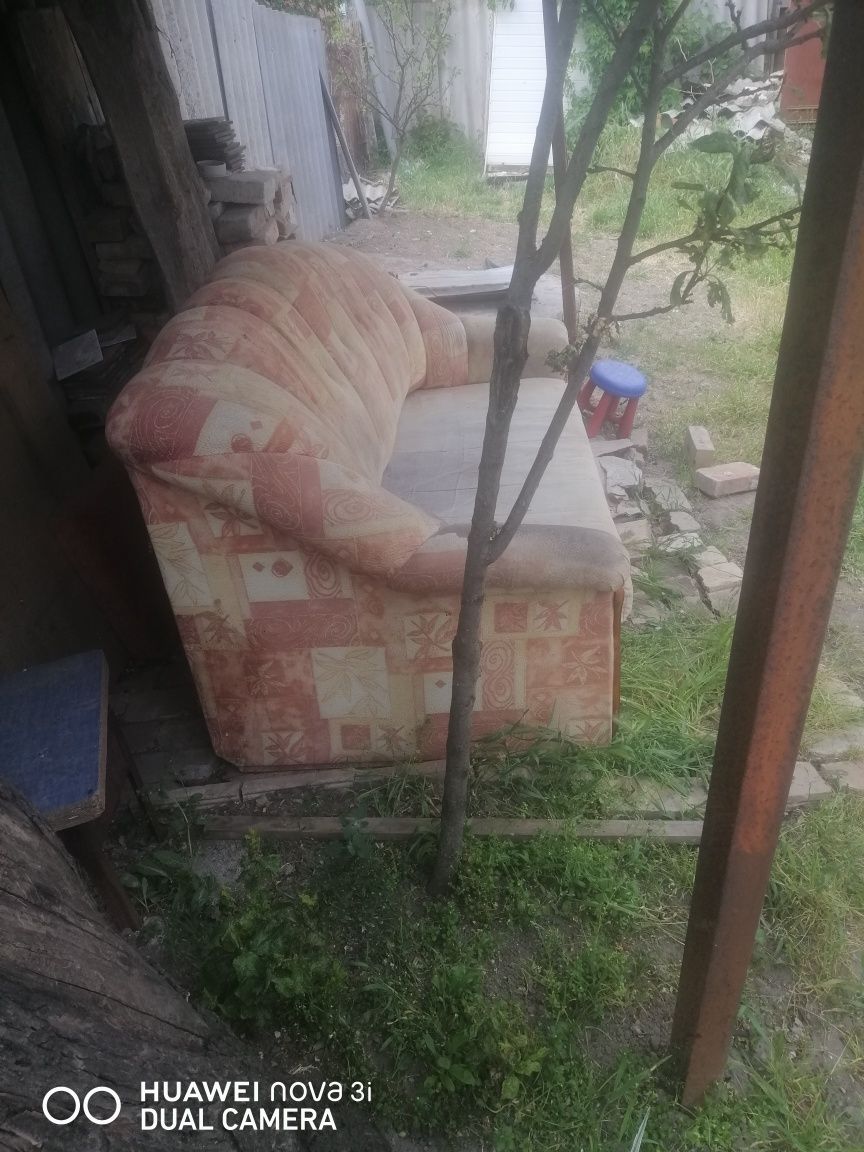 Продам диван в нормальном состоянии.