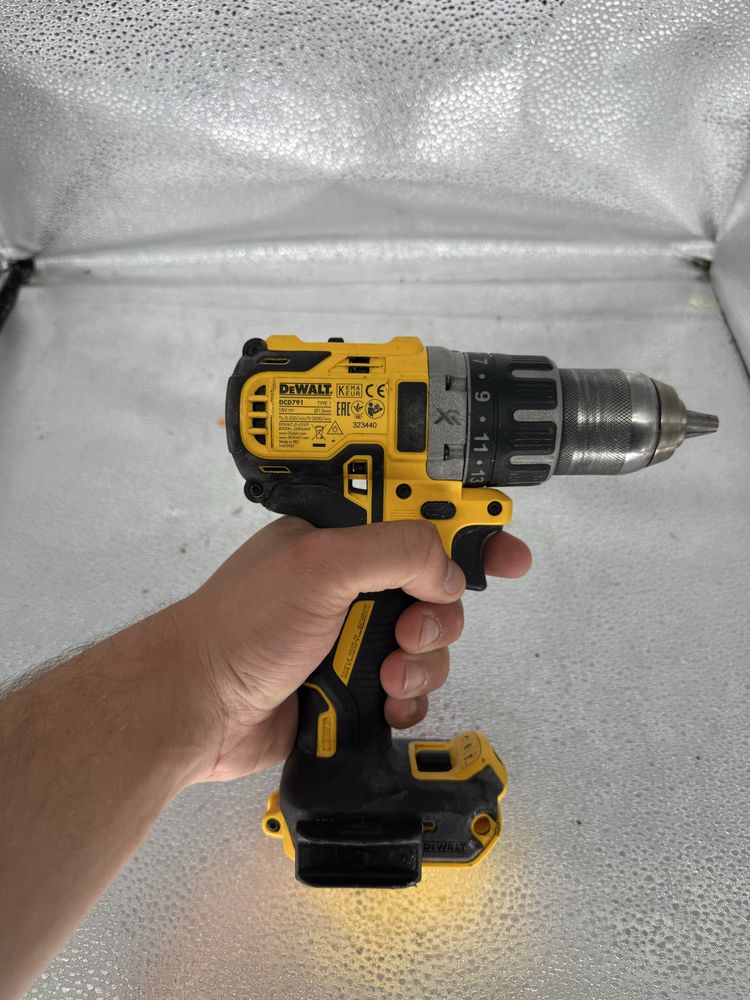 Дрель-шуруповерт аккумуляторная бесщеточная DeWALT DCD791