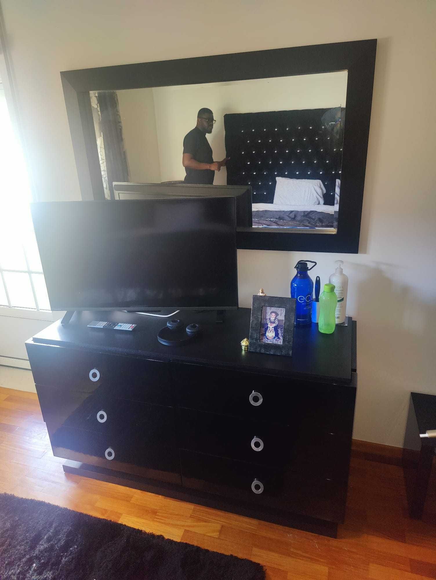 Conjunto de Quarto - Cama, 2 Mesas de Cabeceira, Cómoda com Espelho