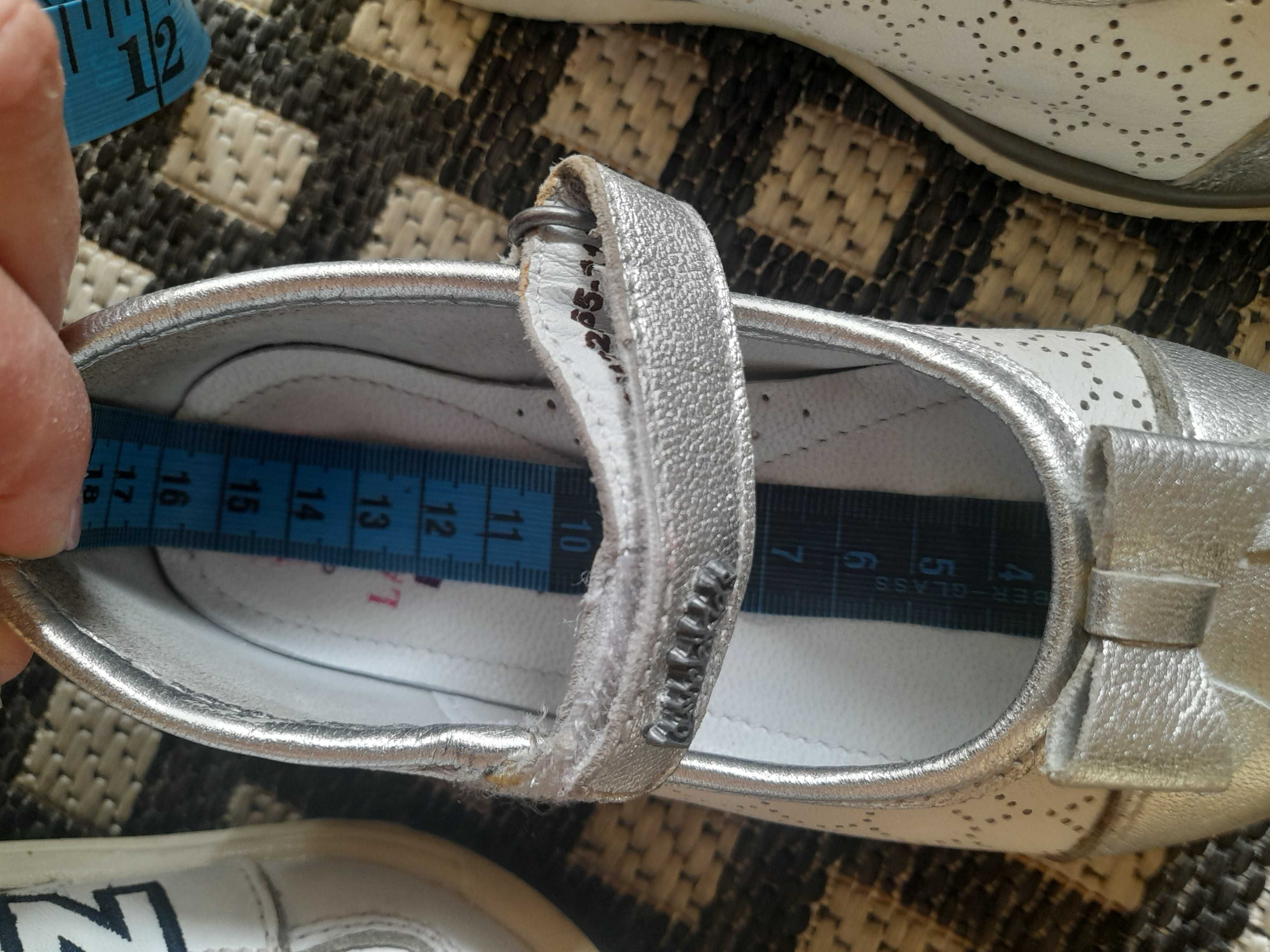 Шкіряні Нарядні туфлі для дівчинки срібно-білі 25розмір
