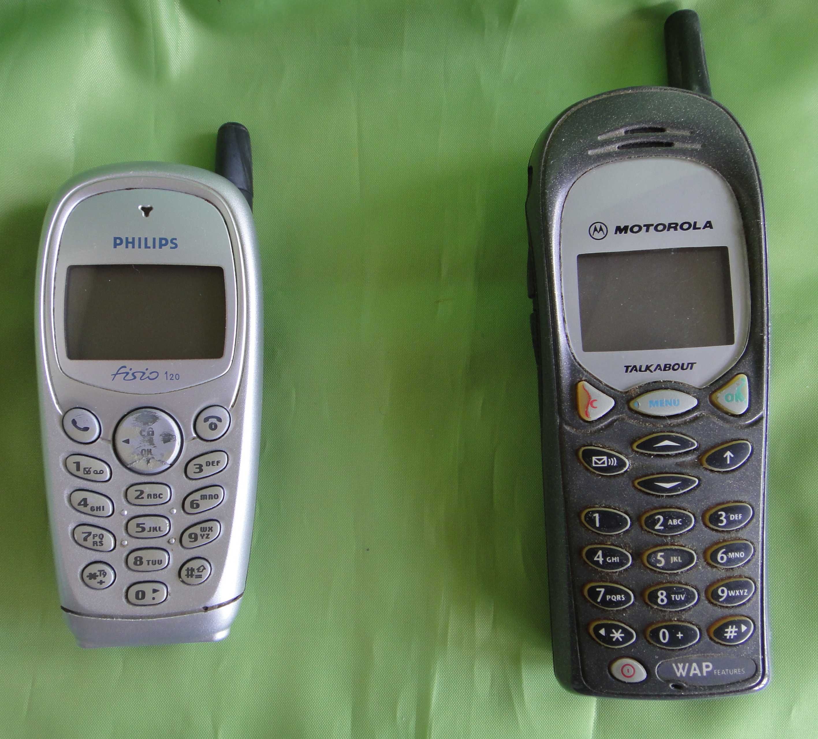 Два старых кнопочных телефона