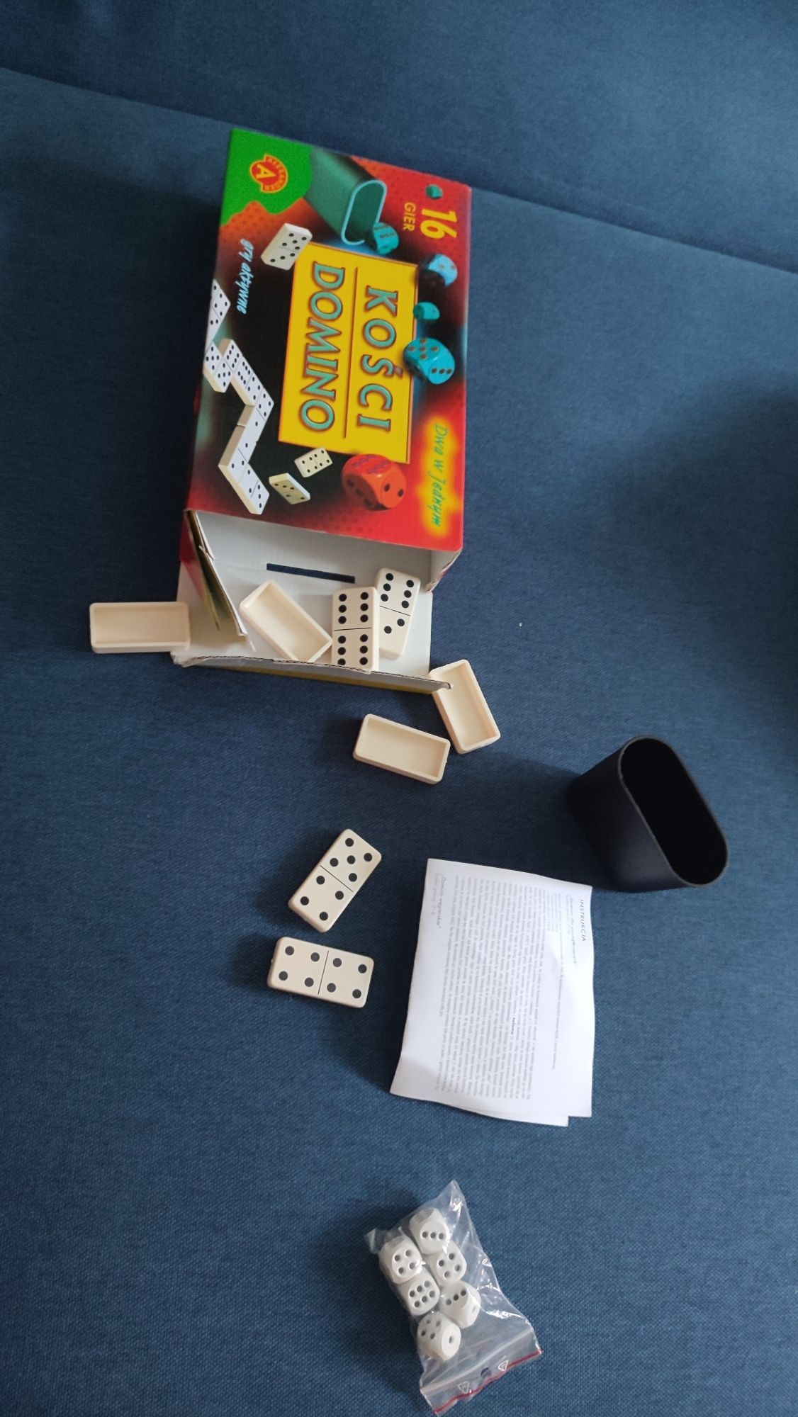 Gra aktywna kości i domino