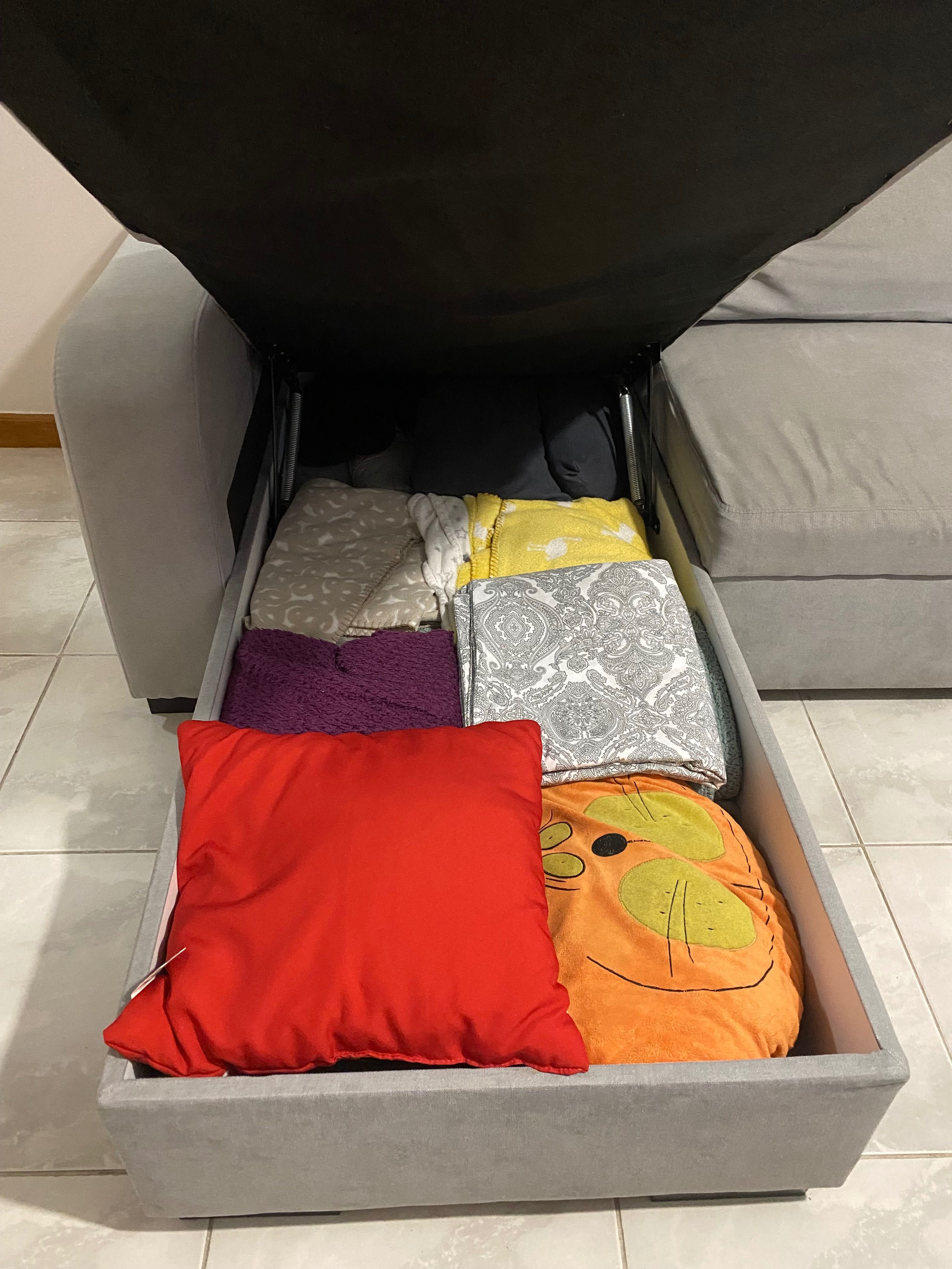 Sofá cama c/ chaise longue e arrumação