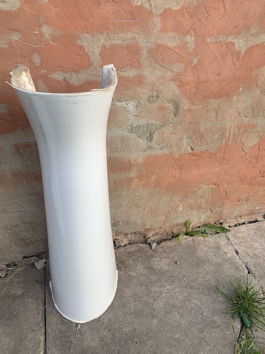 Два раковини Jika та один пʼєдестал