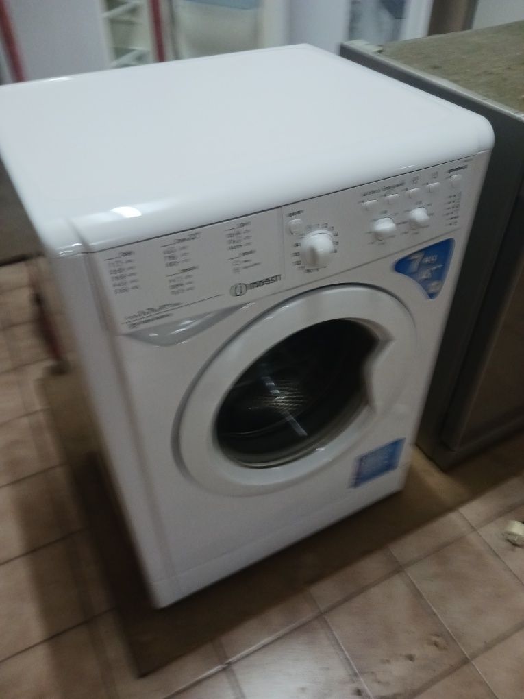 Vendo máquina de lavar roupa indesit  7kg classe A++ semi nova ...poss