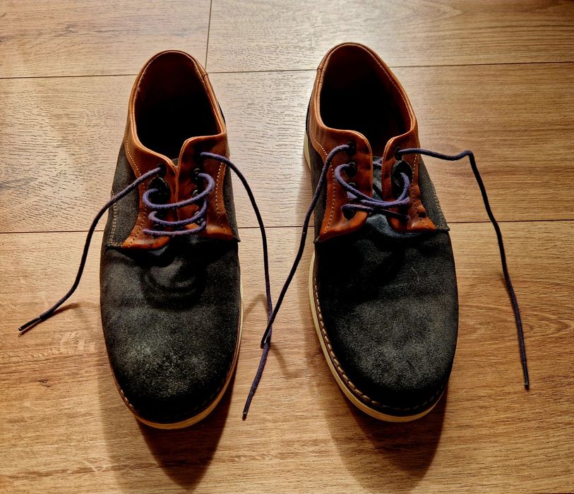 Sapatos em Pele e Camurça