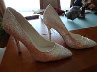 Sapatos altos novos para noiva
