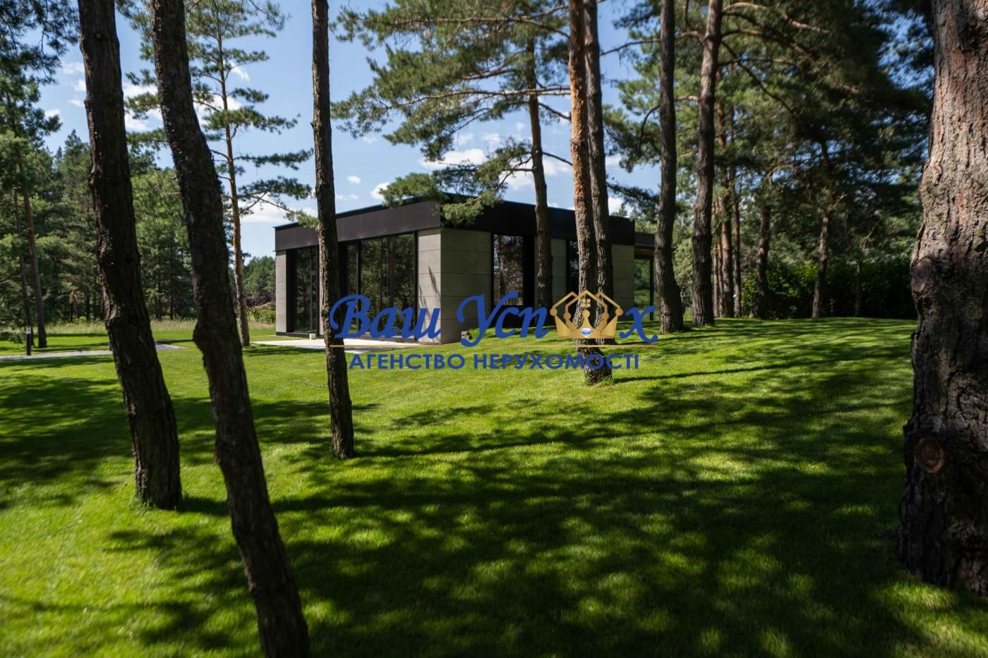 Продажа дома в лесу c выходом на озеро в городке Riviera Village .